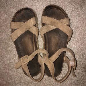 Tan Pierre dumas platforms